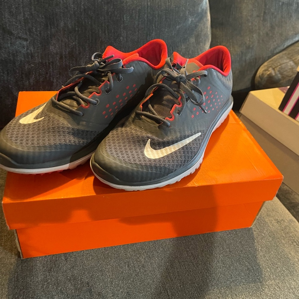 Nike Men's Athletic Shoes in Gray and Red

Men 9.5
Women's 11